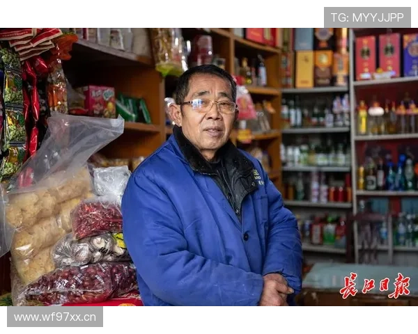 杨力维饮料堆成小山，训练场外像开了小卖部？